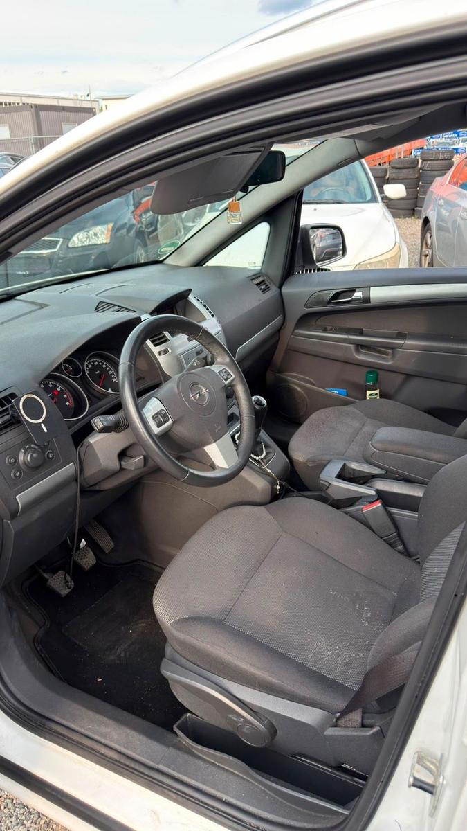 Opel Zafira 2012 — салон