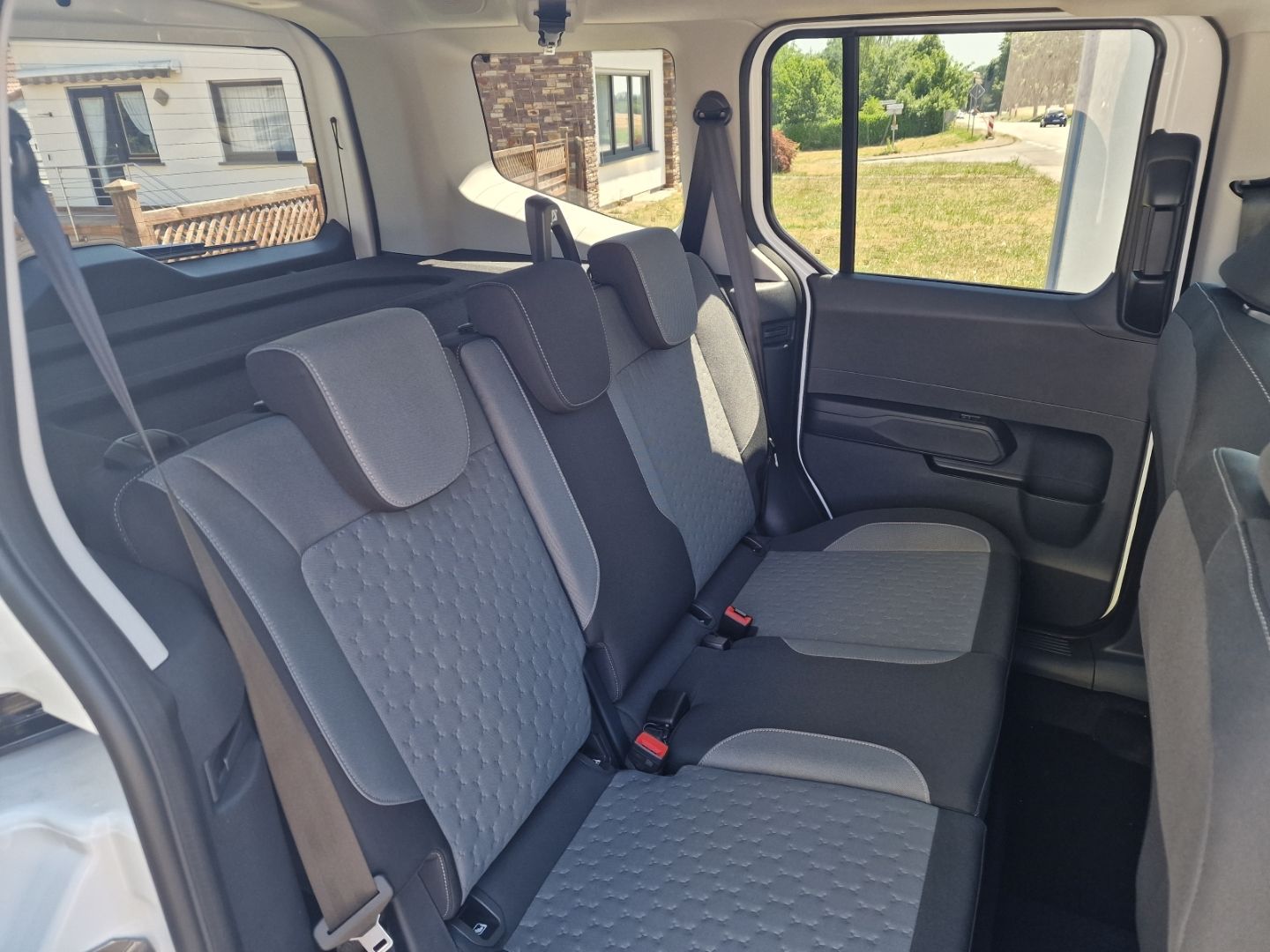 Fahrzeugabbildung Ford Tourneo Courier Titanium Klimaautom DAB SHZ Lenk