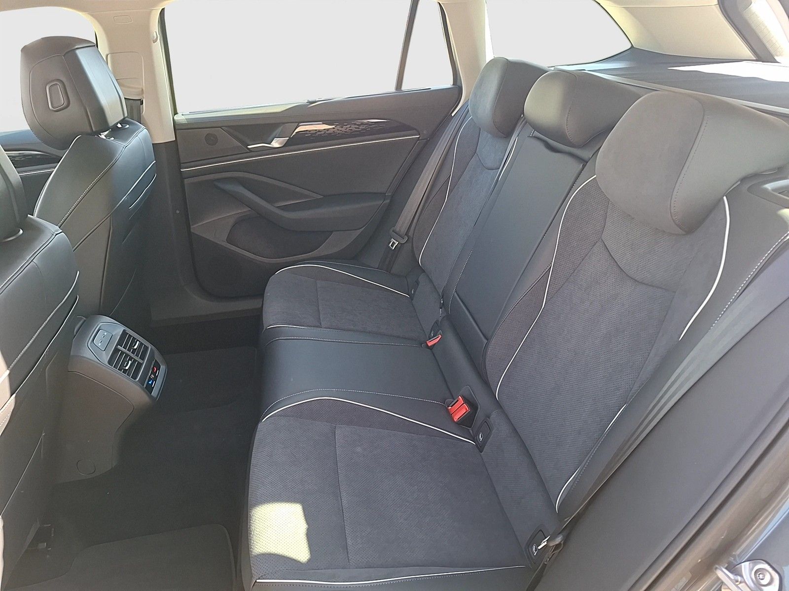 Fahrzeugabbildung Volkswagen Passat Variant TDI Elegance DSG Matrix AHK Navi
