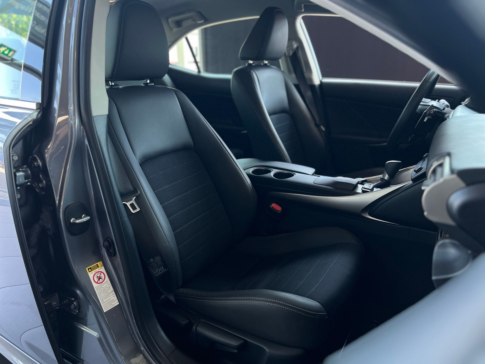 Fahrzeugabbildung Lexus IS 300h Executive Line LED NAV SHZ
