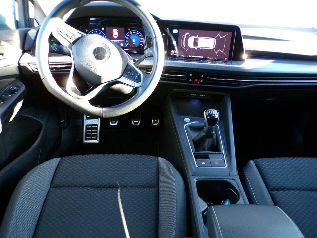 Fahrzeugabbildung Volkswagen Golf VIII Variant 1,5 TSI Active *LED*AHK*NAVI*S