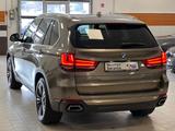 BMW X5xD30d/HUD/LED/BelüftStz/NightVis/StandHz/Driv+ - mit Diesel-Antrieb: Braun, Sportfahrwerk, Geländewagen