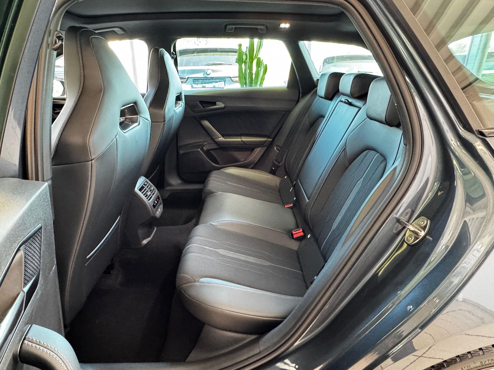 Fahrzeugabbildung CUPRA Leon 2.0 TSI VZ 4Drive Vision+ Matrix Pano ACC