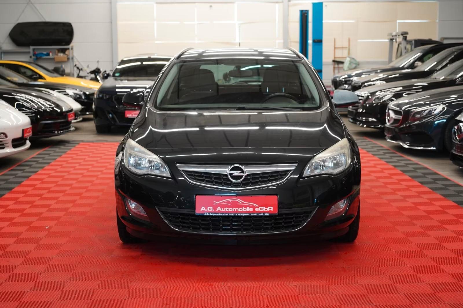 Opel Astra 2012 — rear view