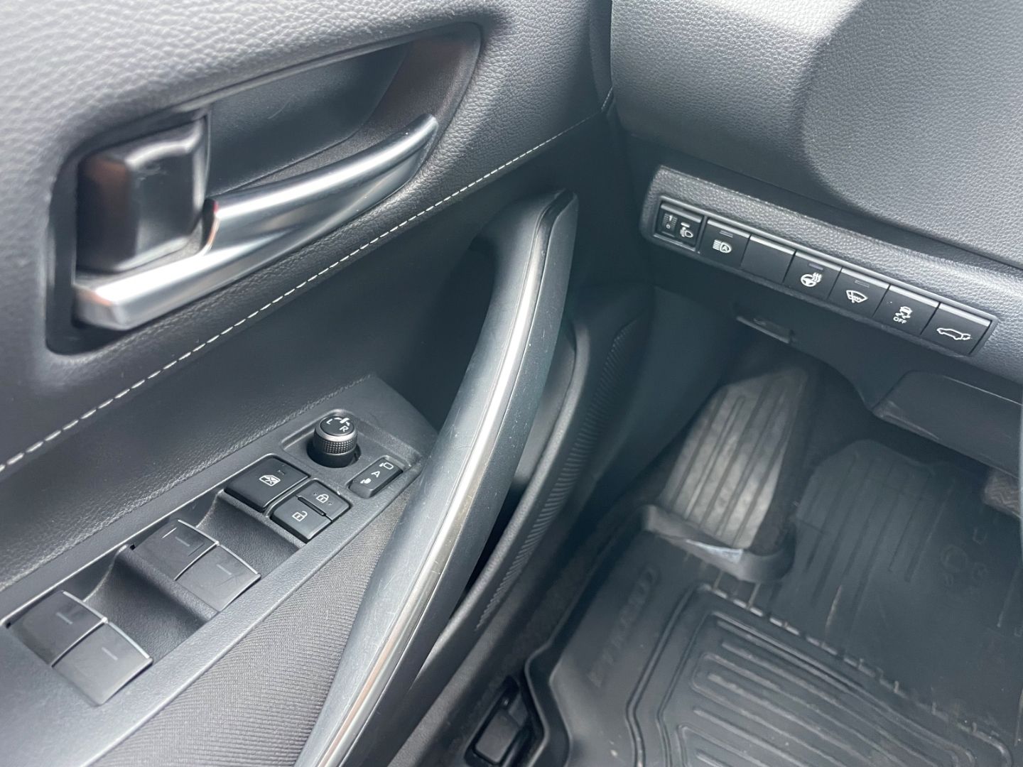 Fahrzeugabbildung Toyota Corolla Hybrid LED Verkehrszeichenerk HeadUpDis