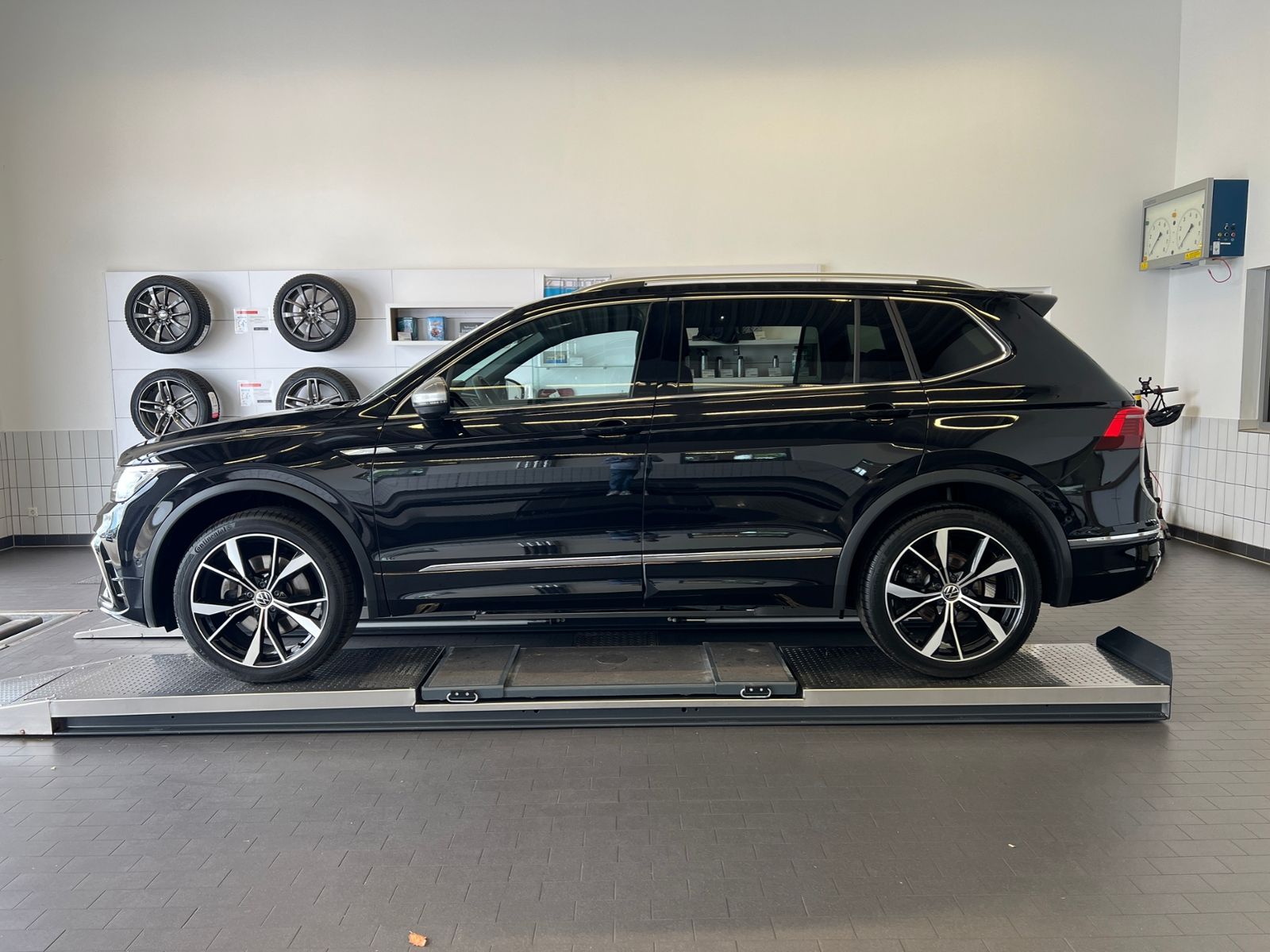 Fahrzeugabbildung Volkswagen Tiguan Allspace R-Line 2.0 TDI DSG 4MOTION *AHK,