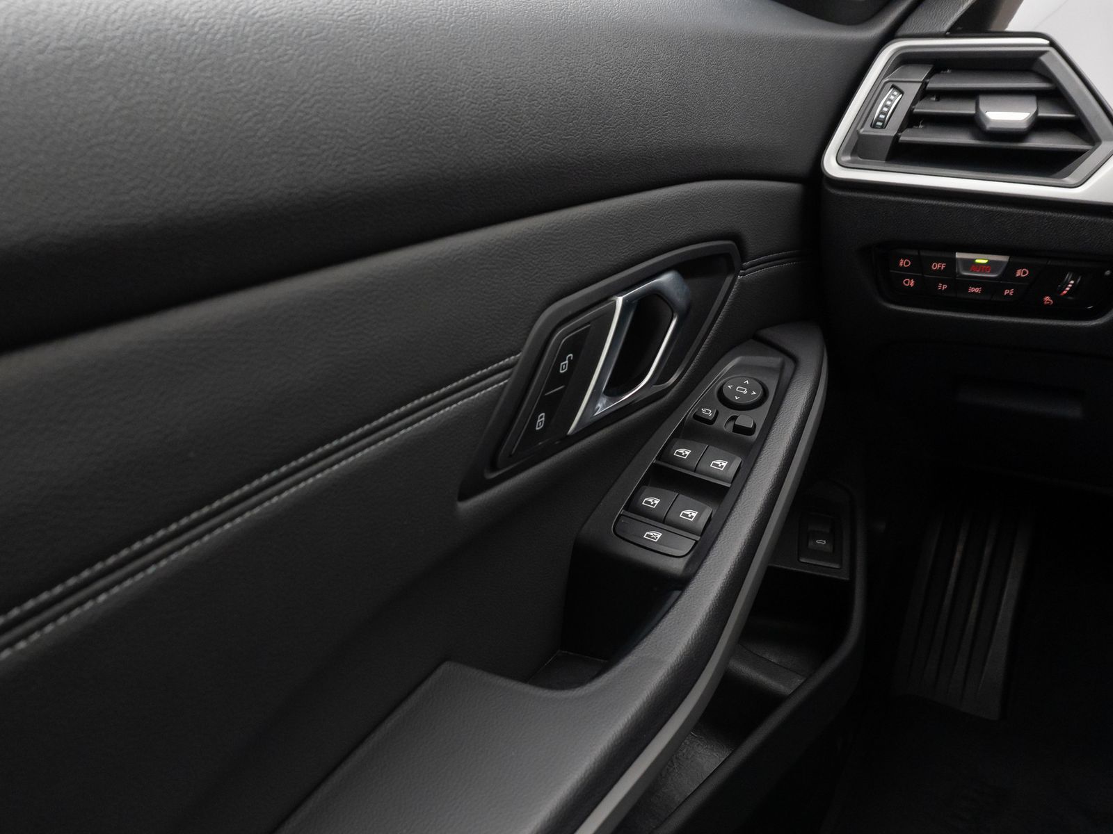 Fahrzeugabbildung BMW 320d Panorama Laser PDC HUD HiFi Komfort Alarm