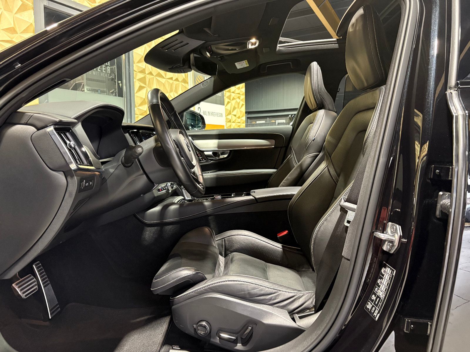 Fahrzeugabbildung Volvo V90 Kombi R Design Recharge Plug-In Hybrid AWD/