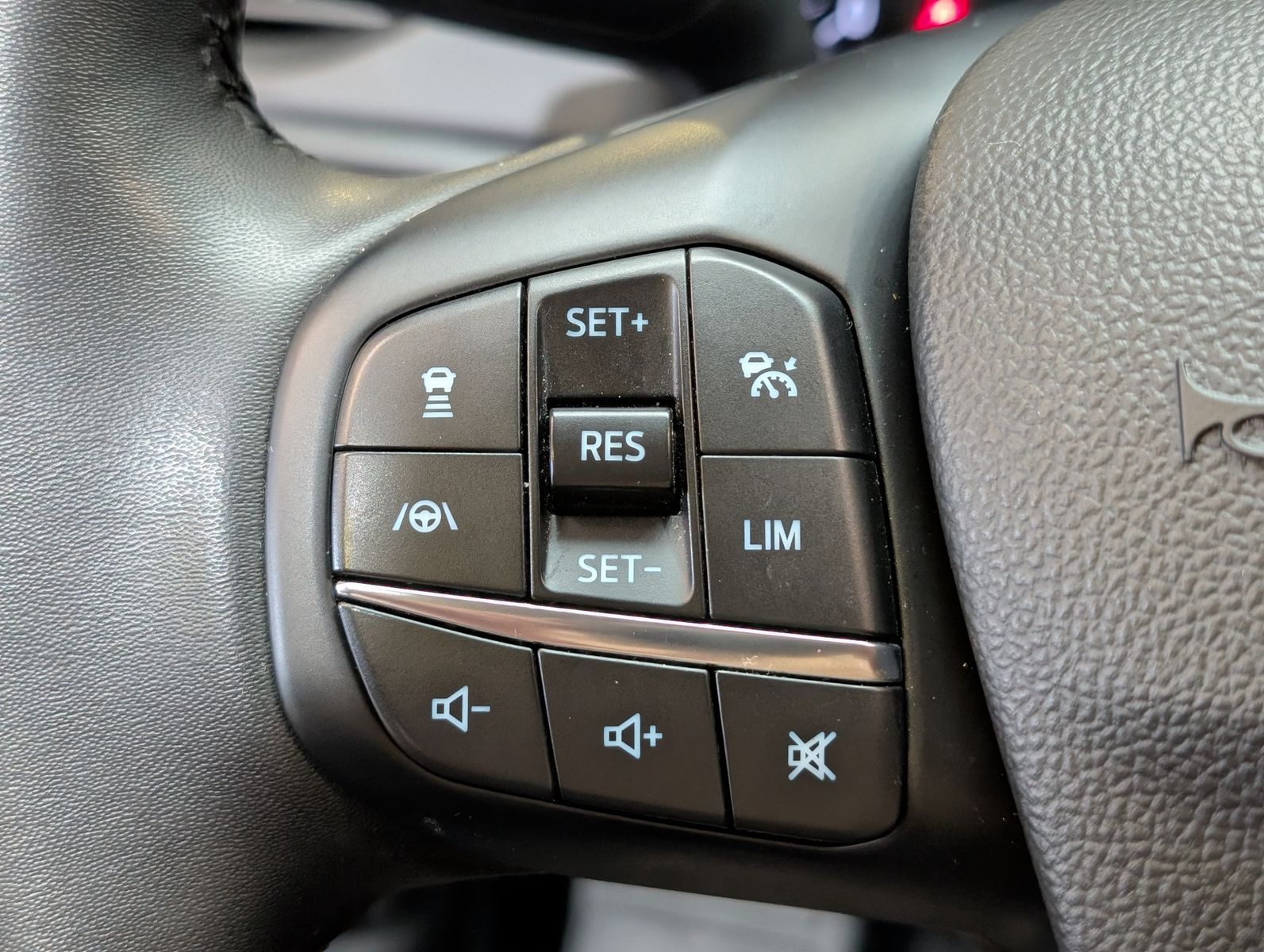 Fahrzeugabbildung Ford Focus 1.0 EcoBoost MHEV Active LED ACC Cam 17"