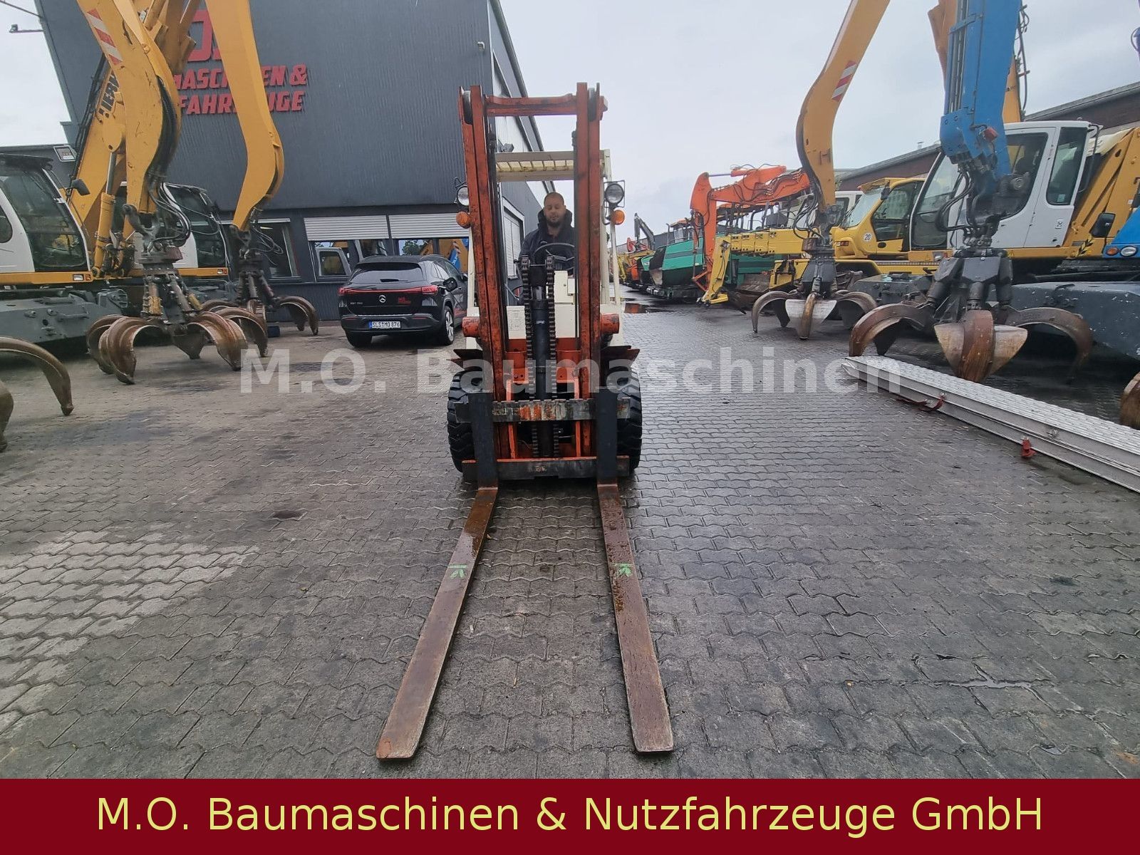 Fahrzeugabbildung Nissan FG 30 / 3t / 3,40 m / Gas / Duplex