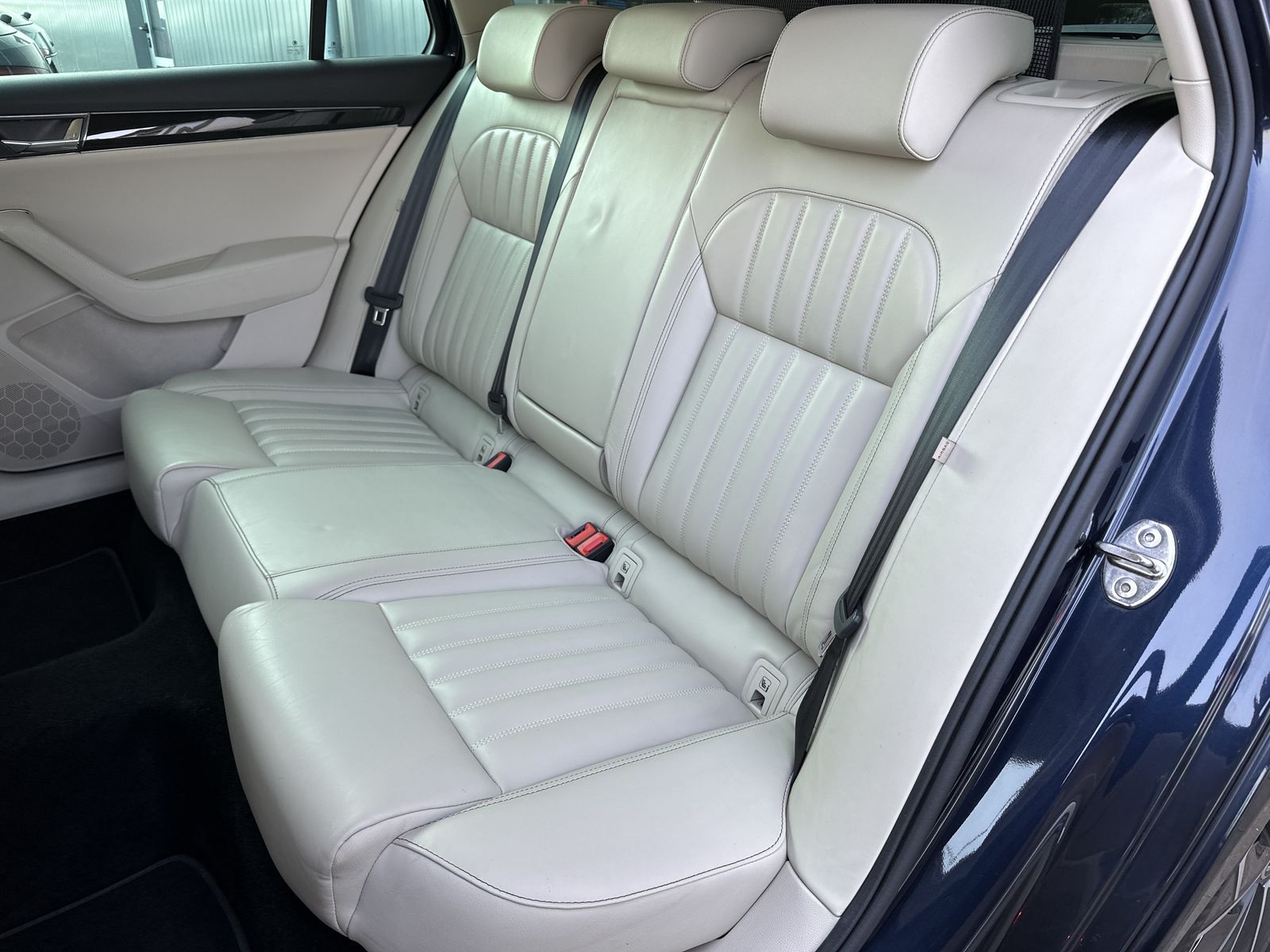 Fahrzeugabbildung SKODA Superb Combi 1.5 TSI DSG L&K NAV+LED+VCOCK+ACC