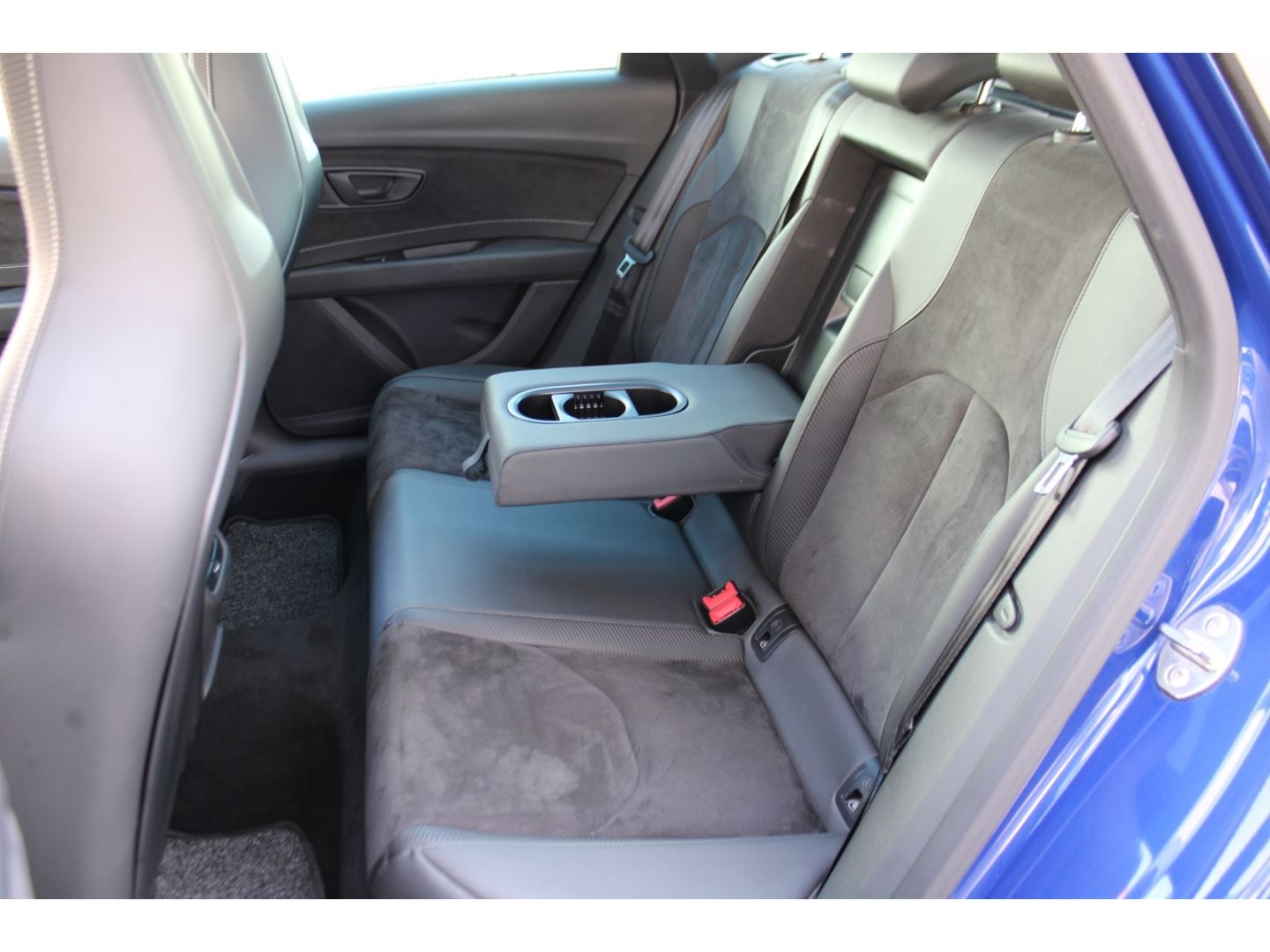 Fahrzeugabbildung SEAT Leon 300 4Drive Cupra Remus H&R DSG ACC LED Pano
