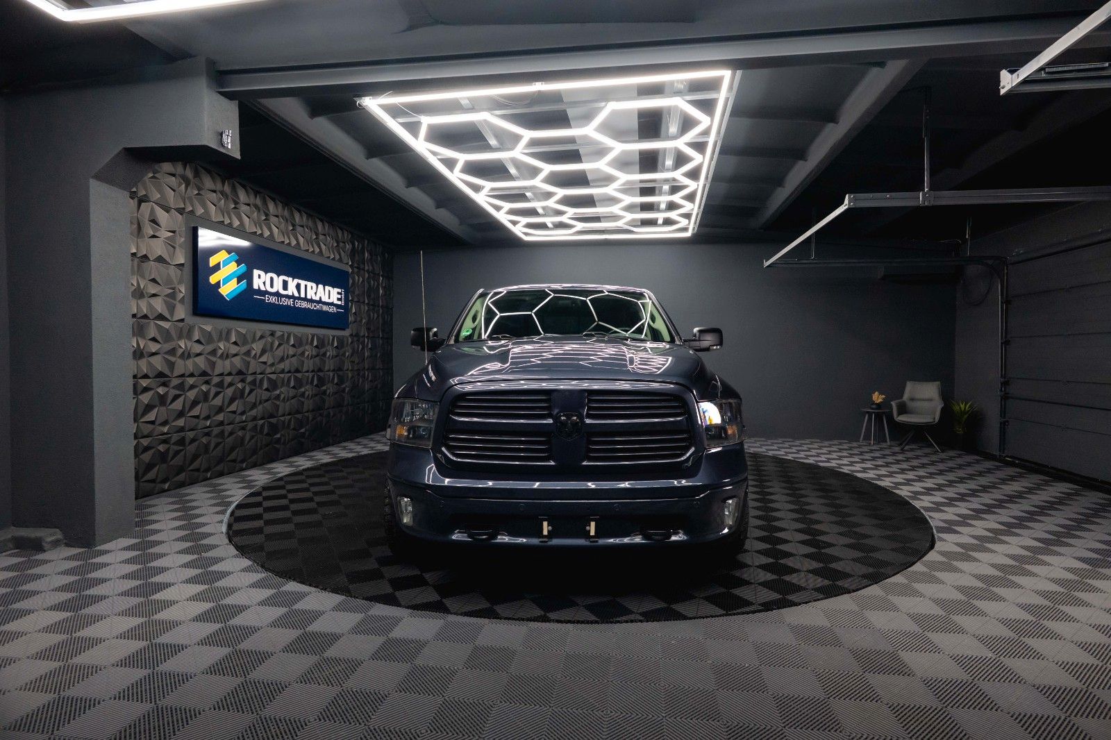 Fahrzeugabbildung Dodge RAM 5.7 V8 HEMI 4x4 Offroad Night  LONGBED*LPG*