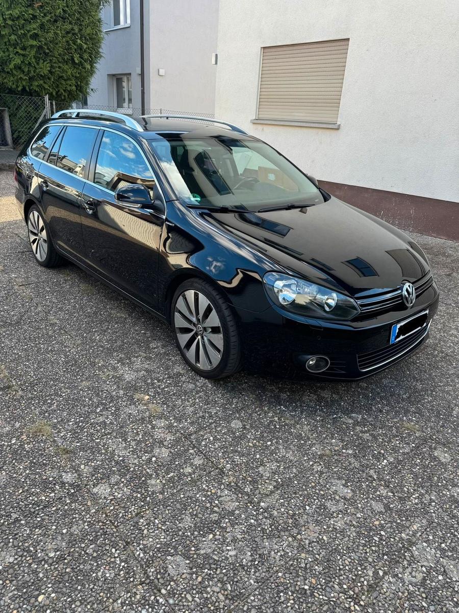 Volkswagen Golf 2011 — interior