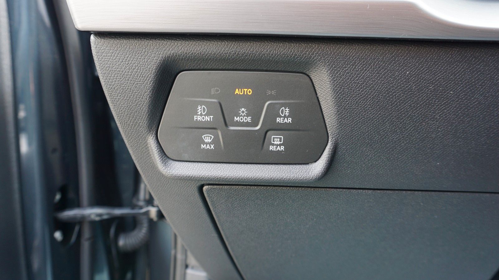 Fahrzeugabbildung SEAT Leon FR, SEAT Garantie, Navi, Sportfahrwerk, LED