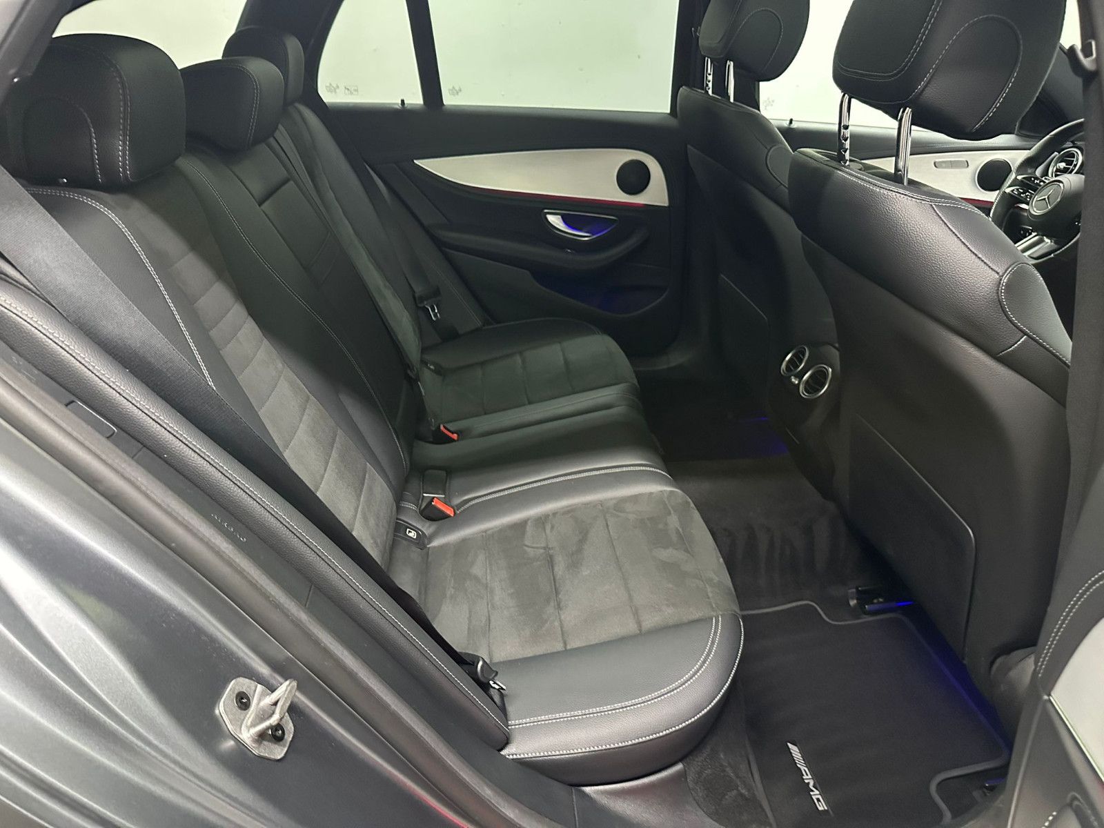 Fahrzeugabbildung Mercedes-Benz E 300 de 4MATIC T AMG-LINE*PANO*AHK*MAGNO