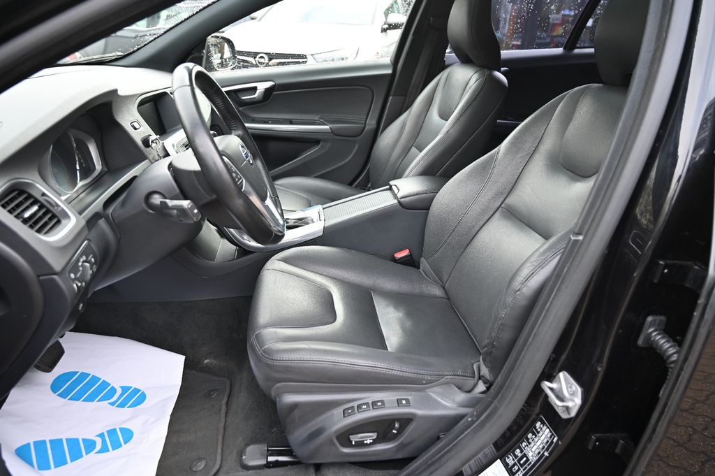 VOLVO V60 Kombi D4 Summum Leder Schiebedach Navi VOLL VOLVO V60 Kombi D4 Summum Leder Schiebedach Navi VOLL