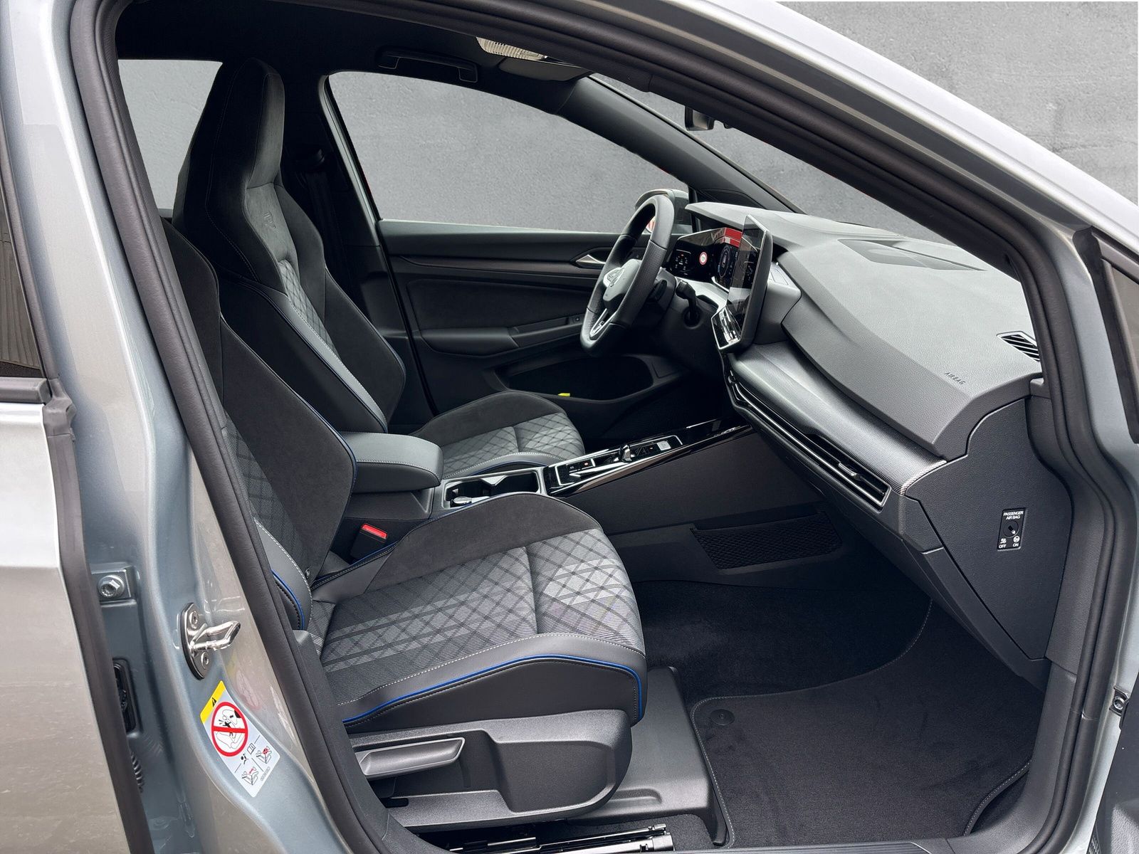 Fahrzeugabbildung Volkswagen Golf R-Line 1,5 eTSI 110kW 7-Gang DSG