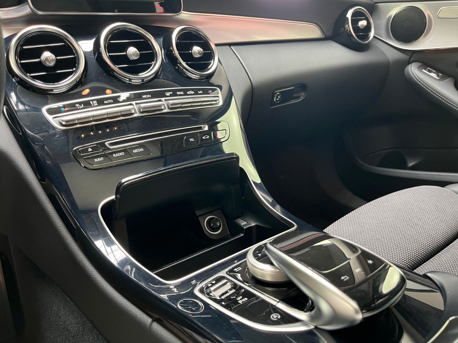 Fahrzeugabbildung Mercedes-Benz C 180 CGI Avantgarde*Schiebedach*LED*Navi*PDC*