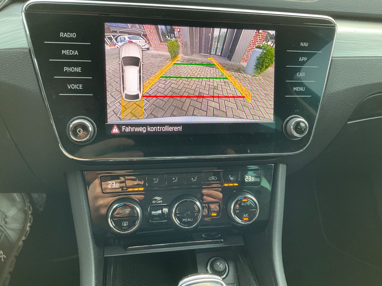Fahrzeugabbildung SKODA Superb Combi 2.0 TDI DSG,Navi,LED,Kamera,ACC