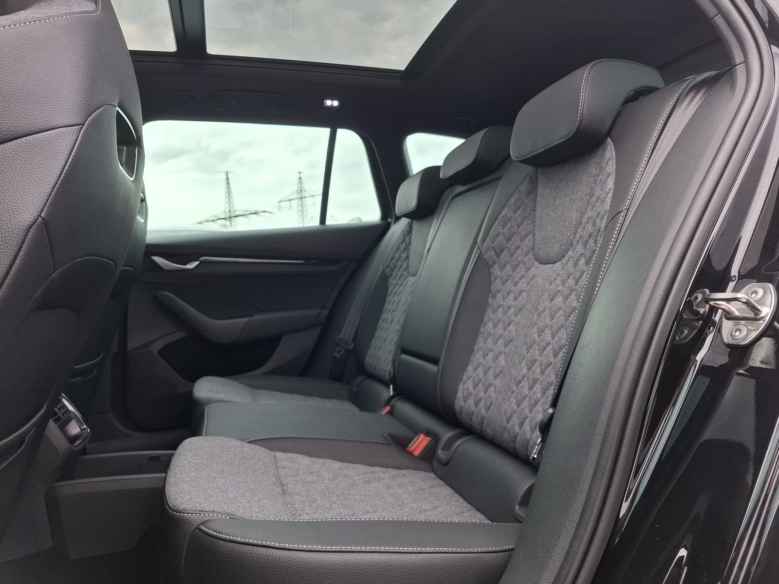 Fahrzeugabbildung SKODA Octavia 1.5 DSG Sportline PANO*MATRIX*AHK*5J.GAR