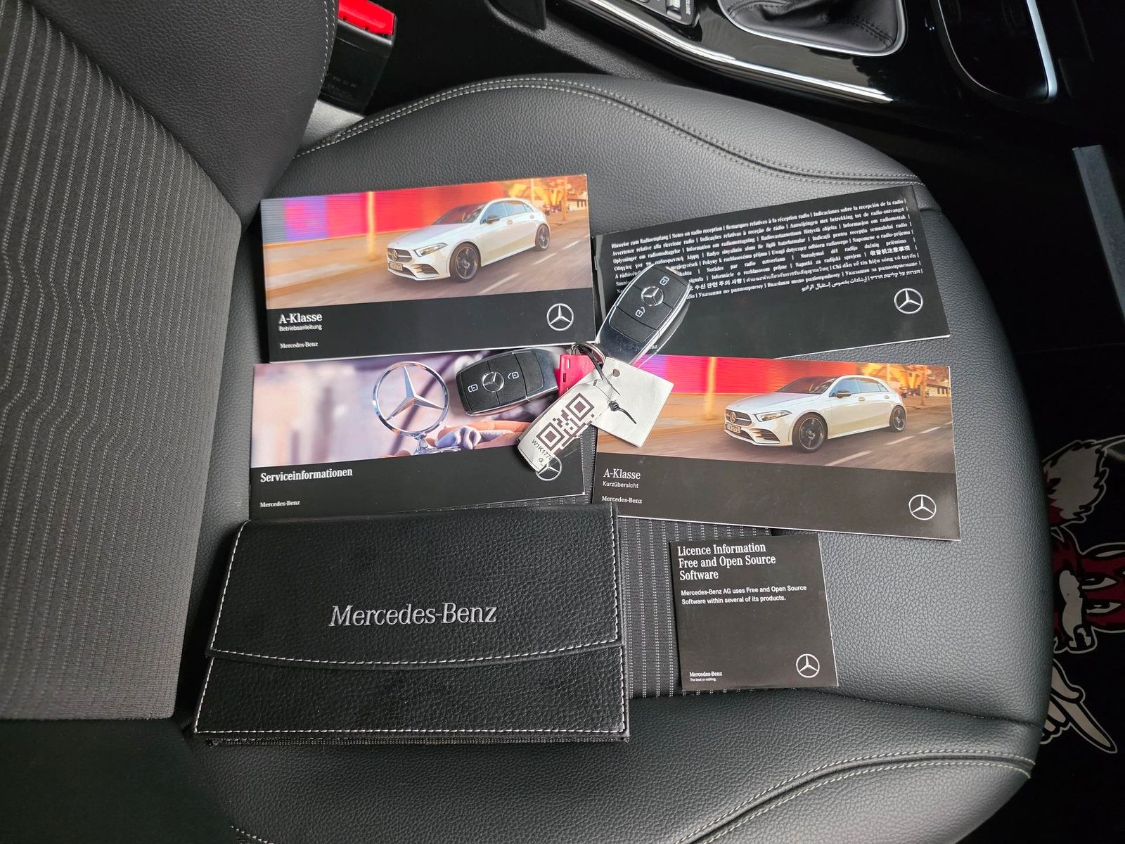 Fahrzeugabbildung Mercedes-Benz A 200 /LED/Navi/MBUX/DAB/VZE/Park-As./Induktion