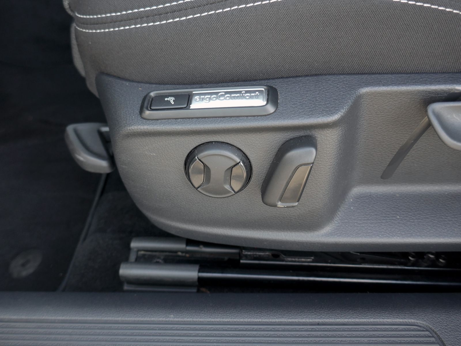 Fahrzeugabbildung Volkswagen Passat Variant Business 2.0 TDI DSG | LED RFK