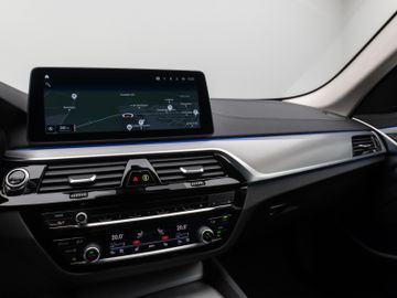 Fahrzeugabbildung BMW 520d Luxury Line Kamera HUD DAB AHK Alarm 19Zoll