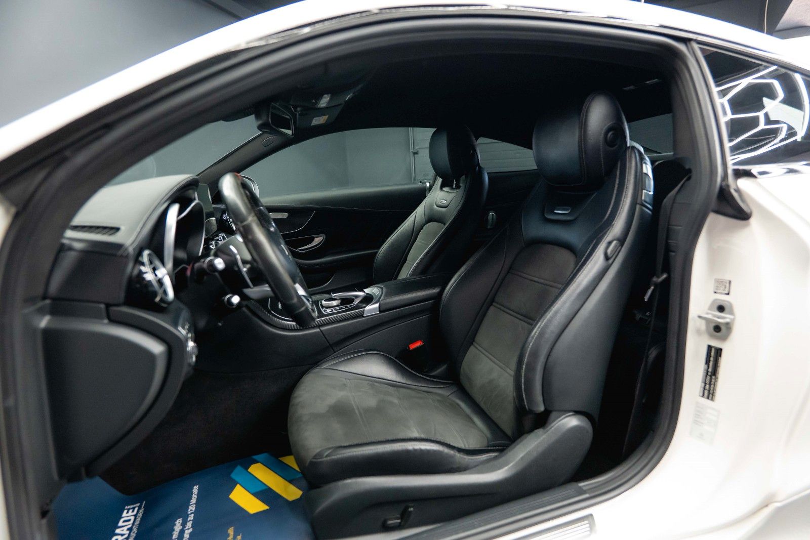 Fahrzeugabbildung Mercedes-Benz C 63 AMG Coupe Edition 1 Night Carbon *ACC*LED*