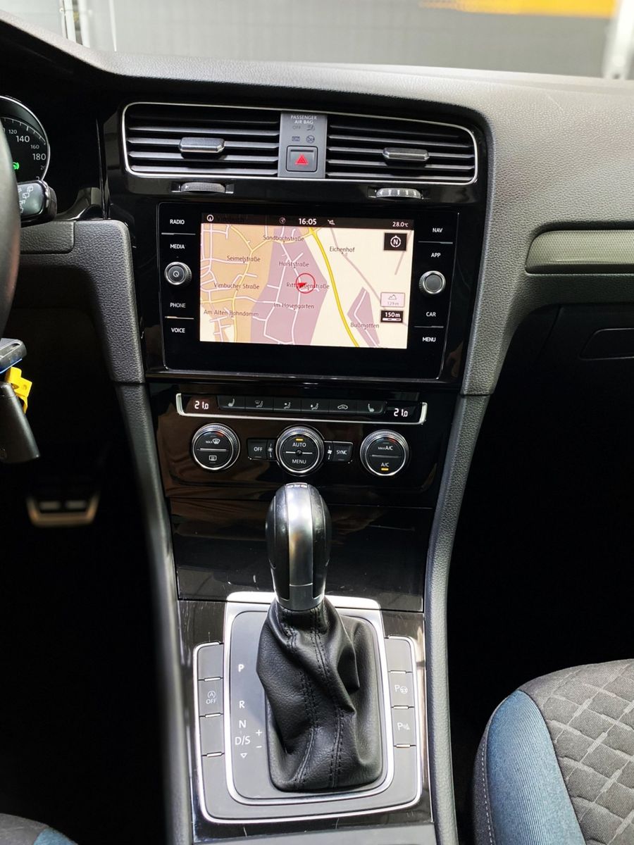 Fahrzeugabbildung Volkswagen Golf R-Line IQ DSG #Kamera#Pano#ACC#Navi