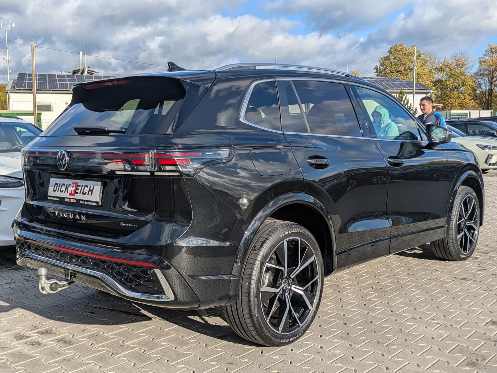 Fahrzeugabbildung Volkswagen Tiguan 2.0 TDI 4M R-Line PANO*H&K*AHK*MATRIX*20"