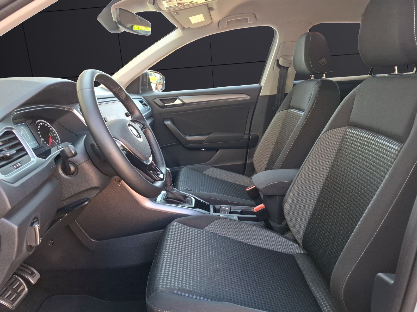 Fahrzeugabbildung Volkswagen T-Roc TSI Active DSG Kamera ACC Navi SH LM
