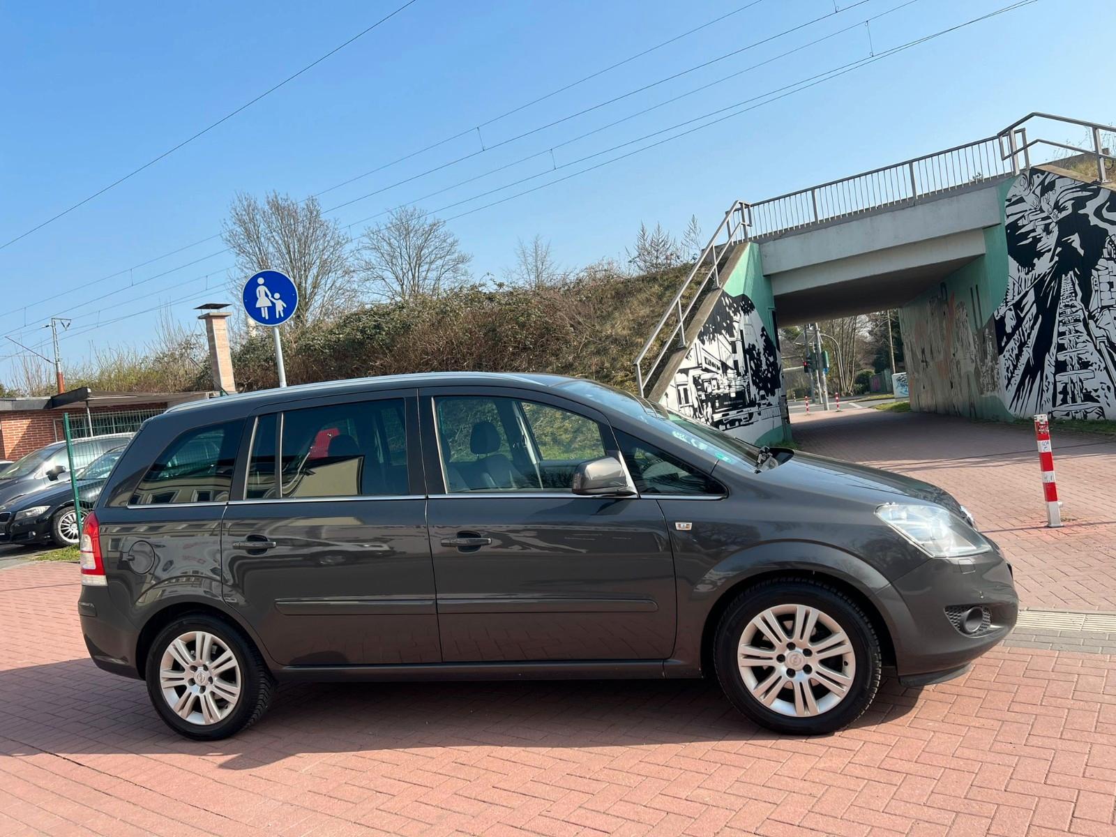 Opel Zafira B Family 7 Sitzer *Xenon*2xPDC*Scheckheft