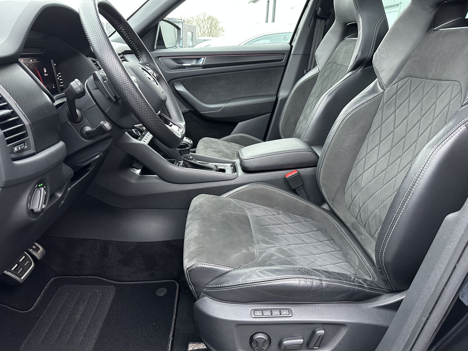 Fahrzeugabbildung SKODA Kodiaq 2.0 TDI 4x4 DSG Sportline NAV+LED+ACC+KAM