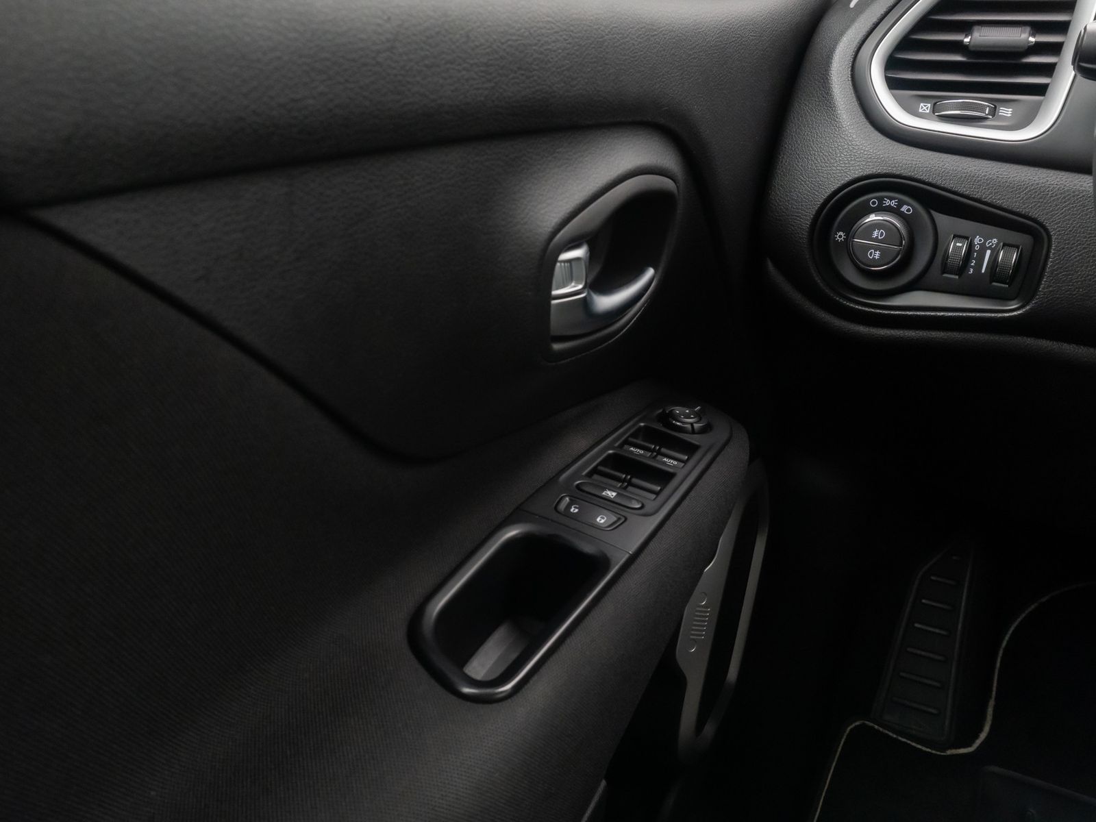 Fahrzeugabbildung Jeep Renegade MultiJet D Longitude Navi HiFi Komfort