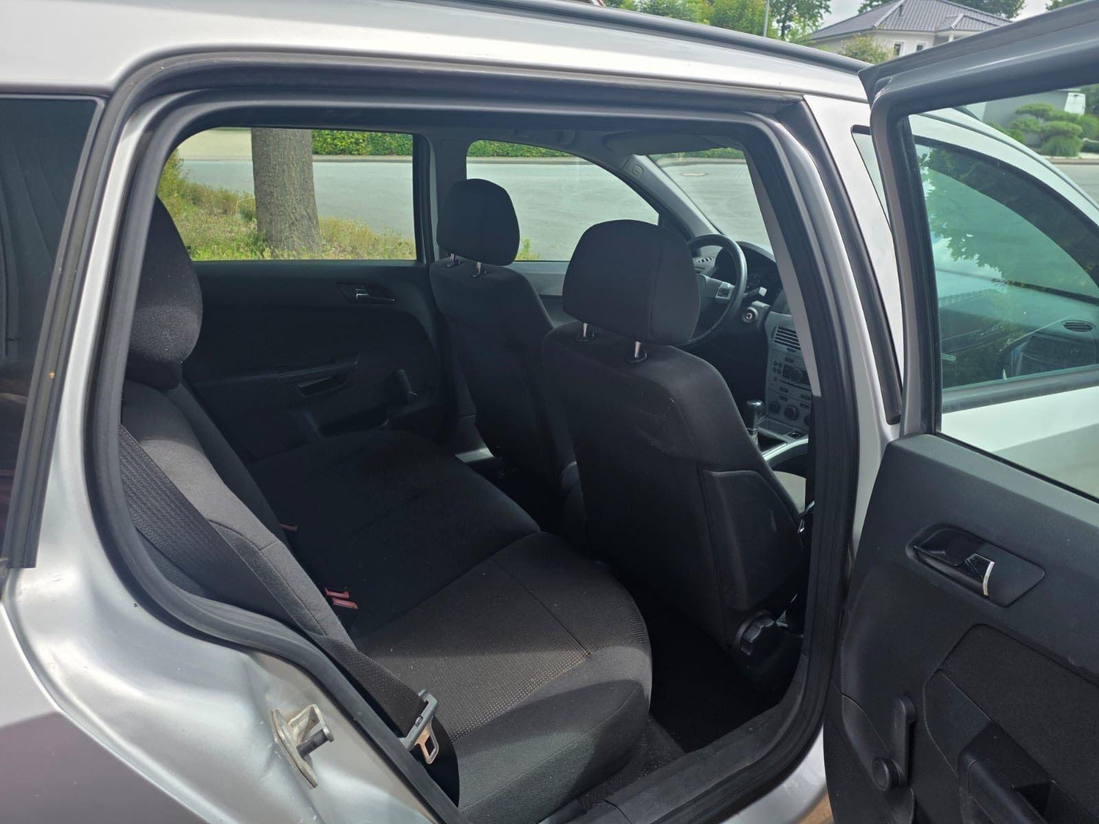 Opel Astra 2010 — photo 9