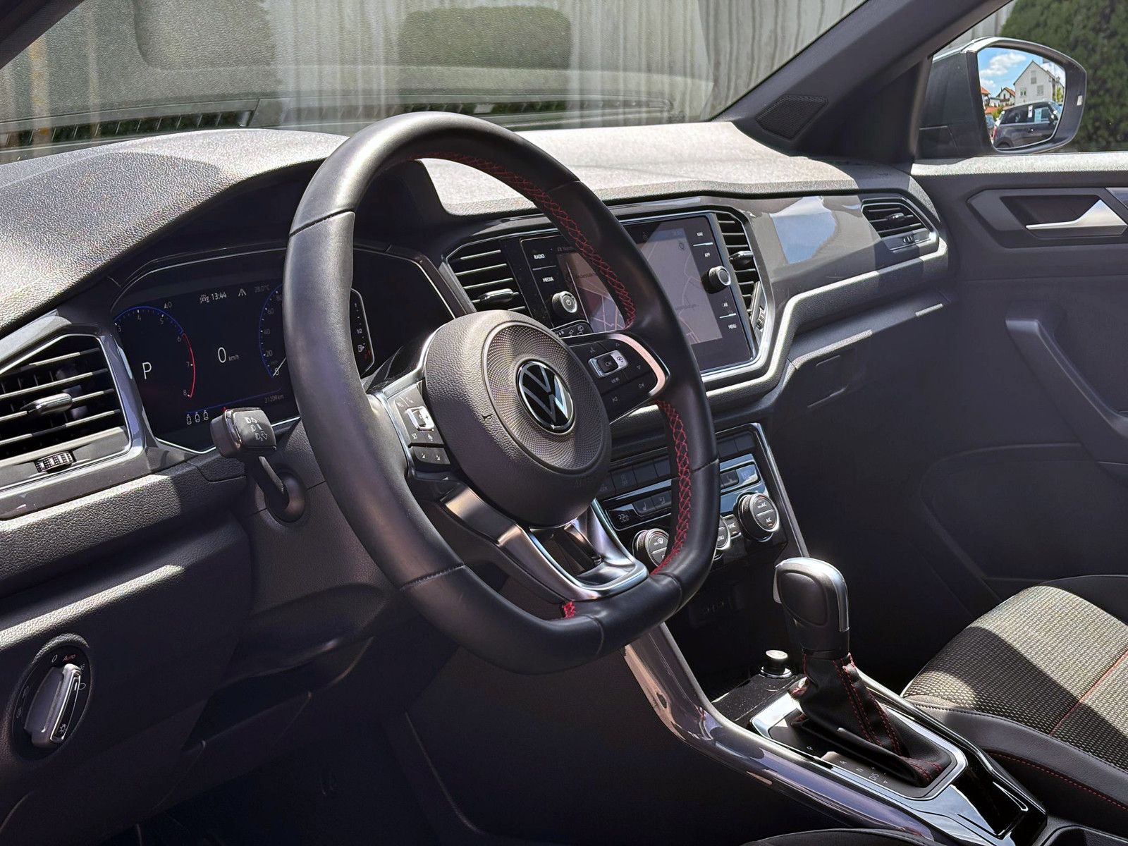 Fahrzeugabbildung Volkswagen T-Roc 1.5TSI R-Line DSG ACC KAM AHK LED NAV BT