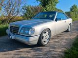 Mercedes-Benz W124 Cabrio E200 - Mercedes-Benz E 200: Cabrio, W124