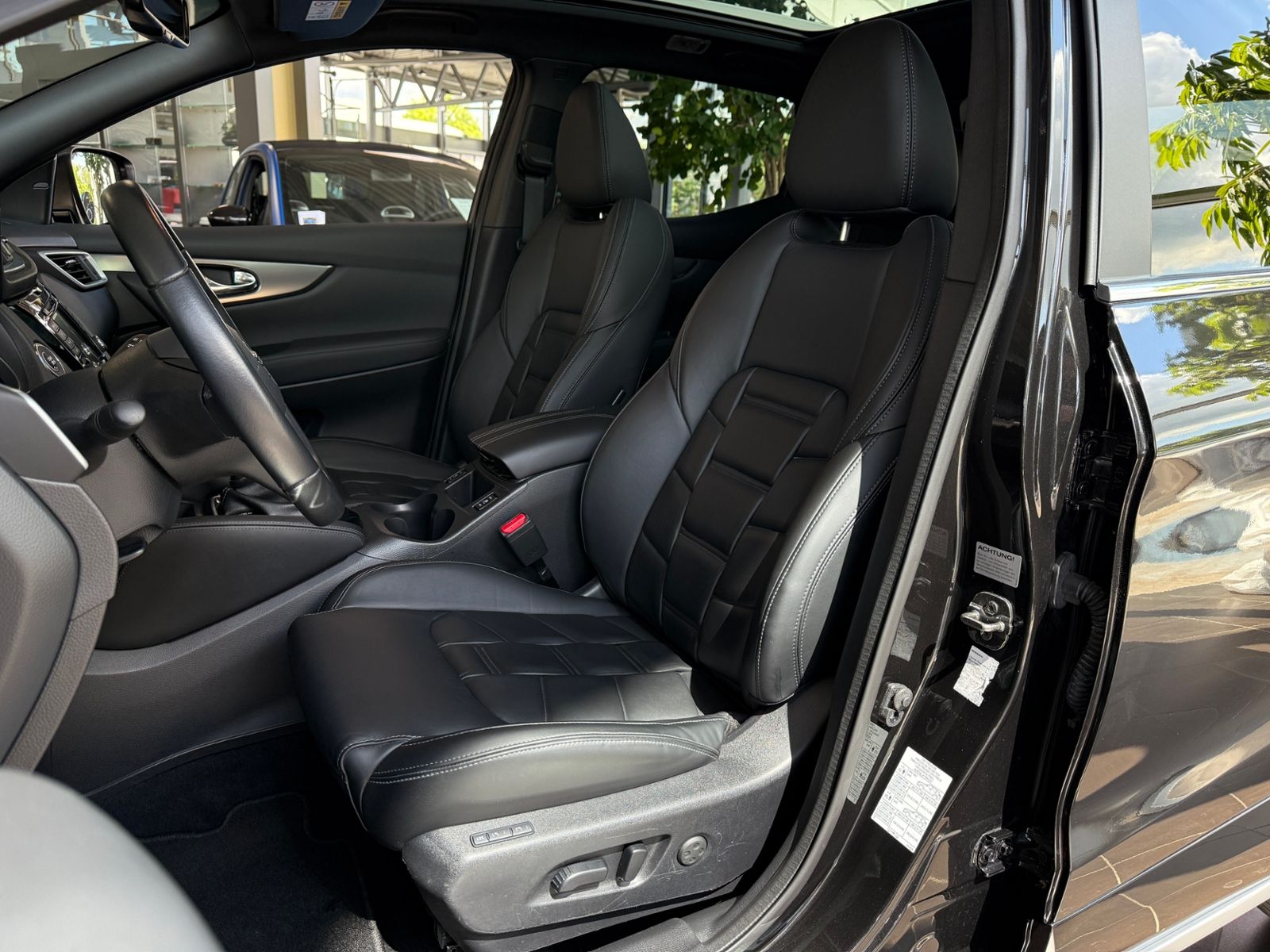 Fahrzeugabbildung Nissan Qashqai Tekna+ 4x4 PANO RFK ACC NAVI