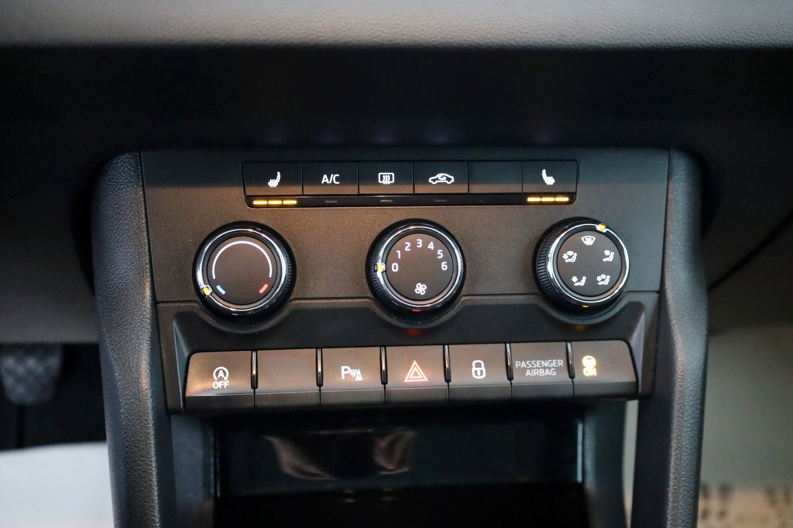 Fahrzeugabbildung SKODA Karoq Ambition Navi,LED,SH, PDC, CarPlay, 8xAlus