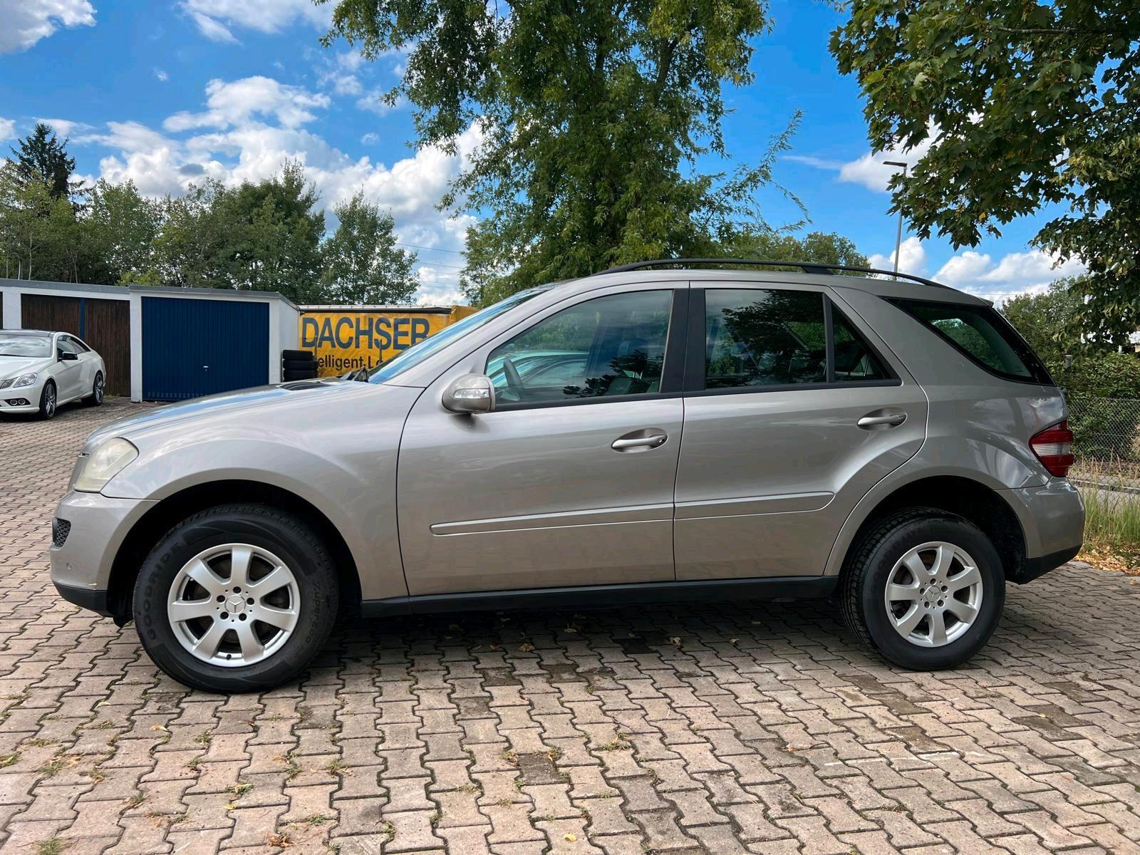 Mercedes-Benz ML280 2005 — rear view