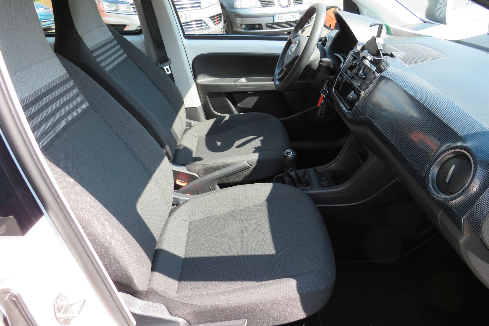 Fahrzeugabbildung Volkswagen up! 4 TÜREN KLIMA TELVOR DAB KAMERA PDC GRA 1.H