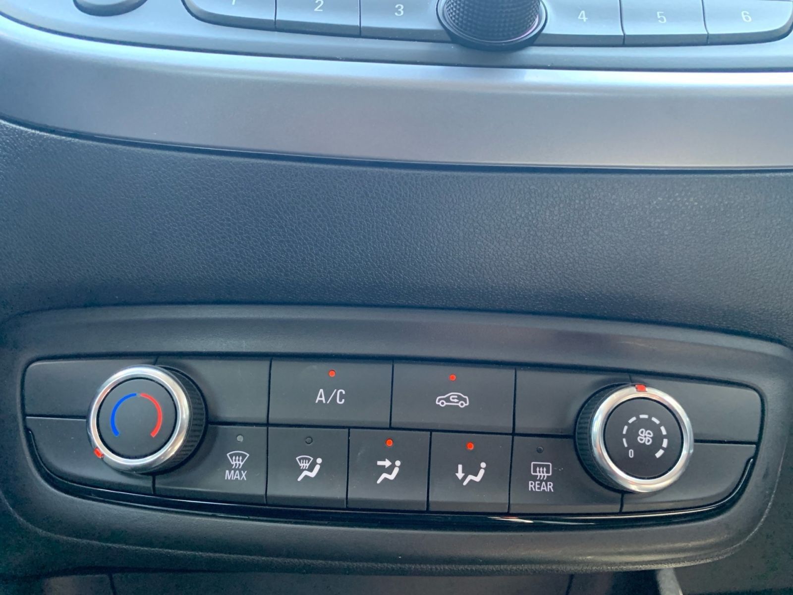 Fahrzeugabbildung Opel Crossland X 1.2 Selection S/S Parkpilot