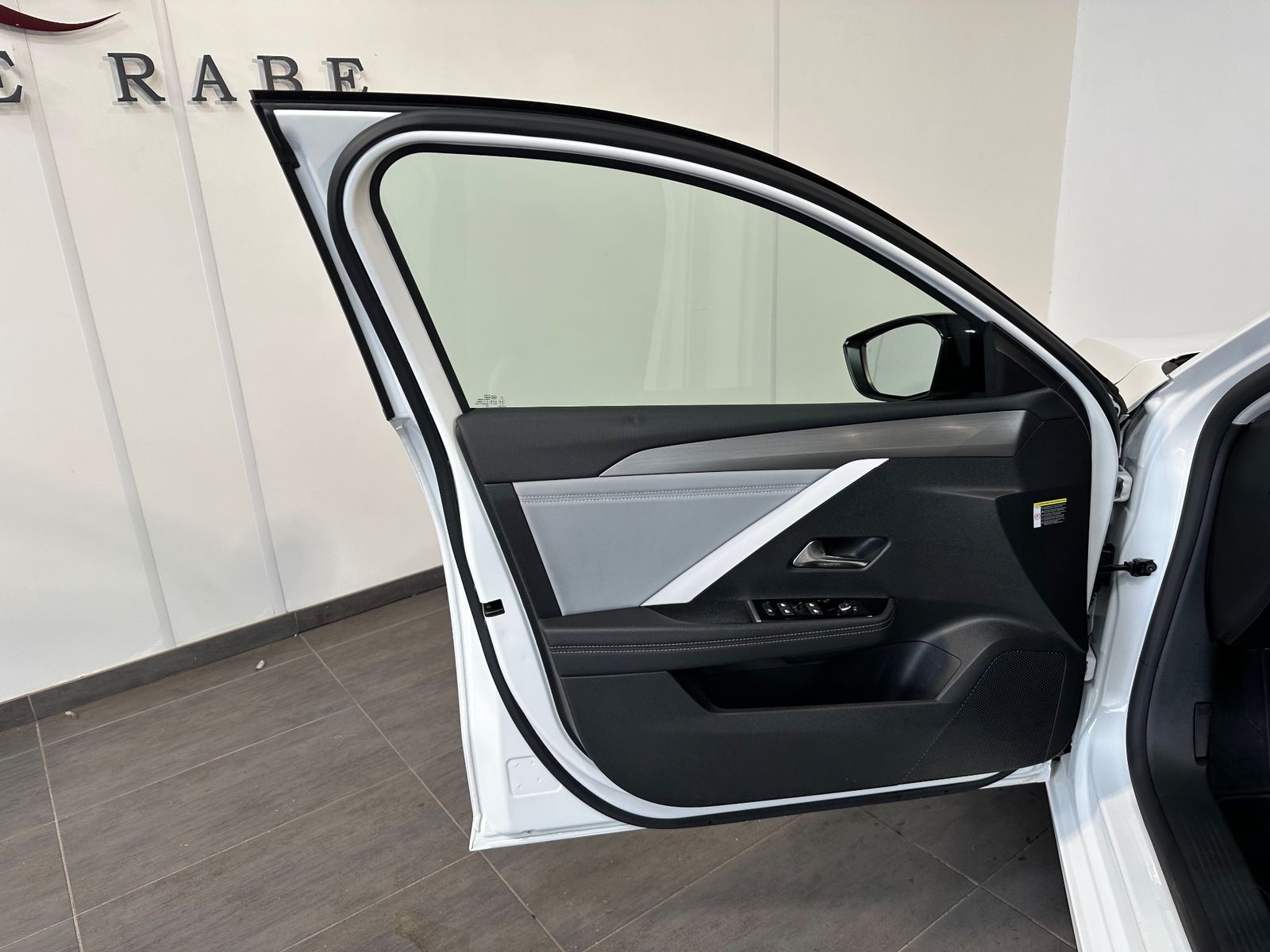 Fahrzeugabbildung Opel Astra SpT 1.5 D Aut. Business Elegance NAV+LED