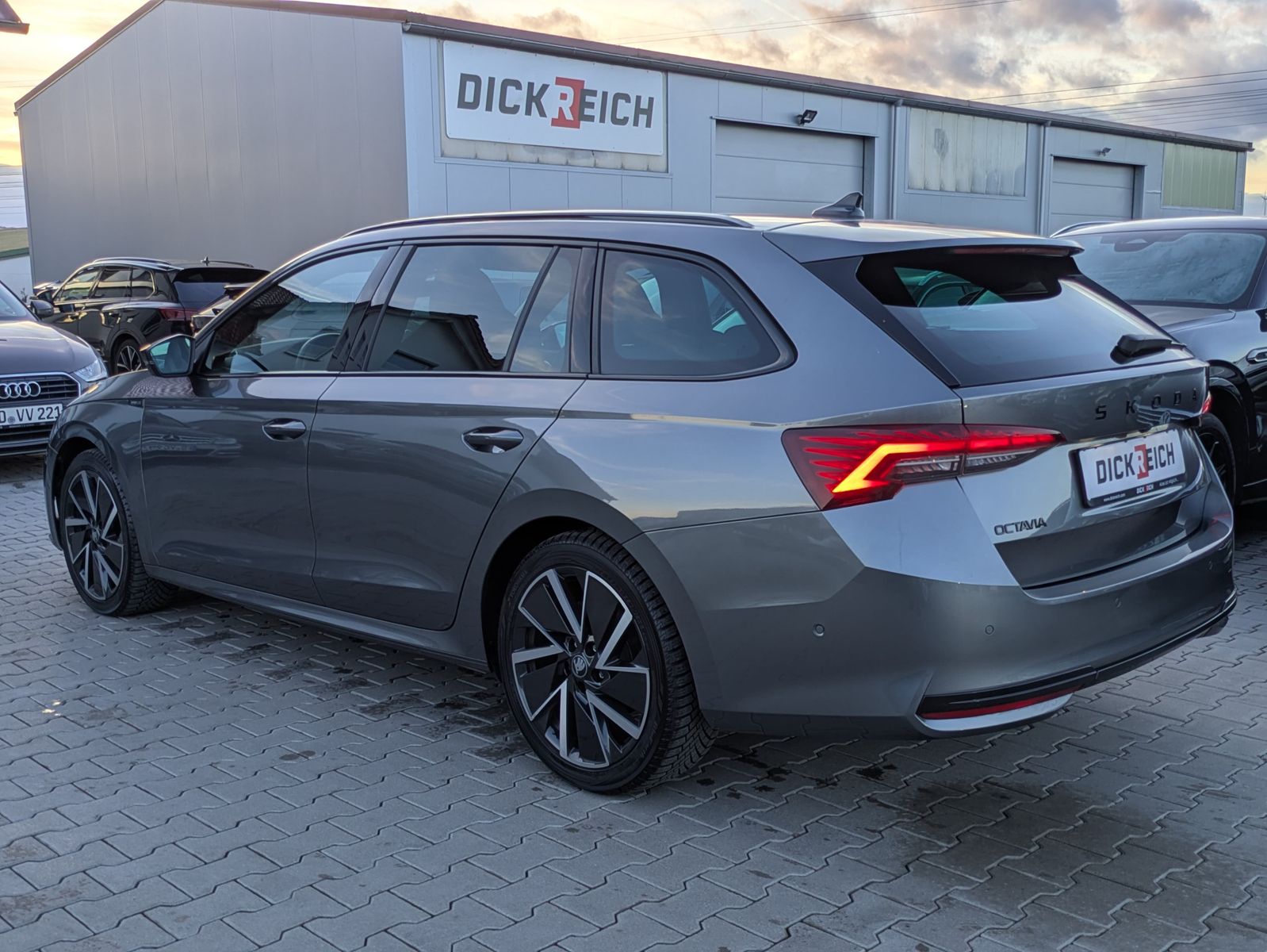 Fahrzeugabbildung SKODA Octavia 1.5 DSG Sportline PANO*MATRIX*AHK*5J.GAR