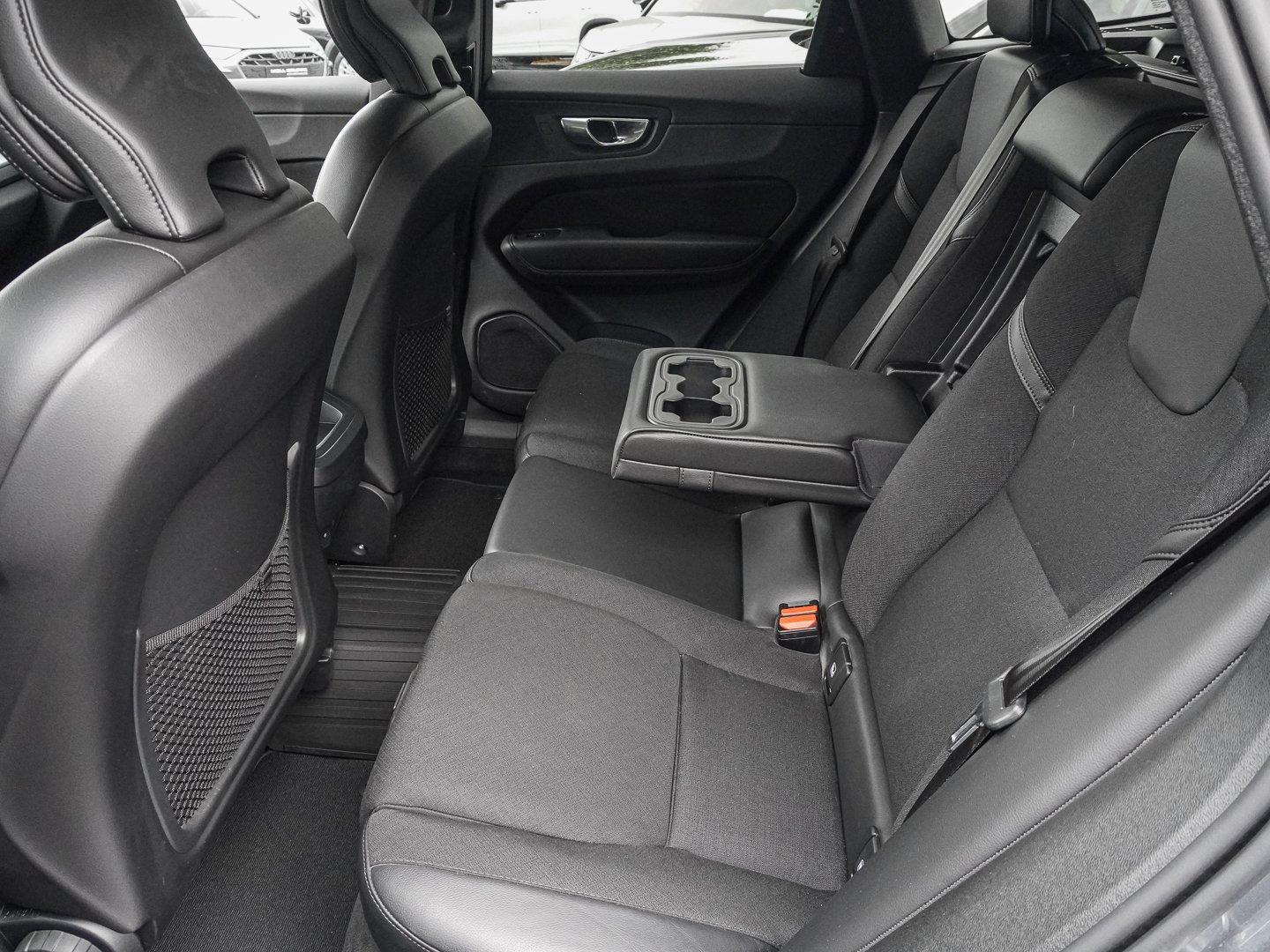 Volvo XC60 B4 D AWD Momentum Pro 19ZOLL FRONTHZG BLIS
