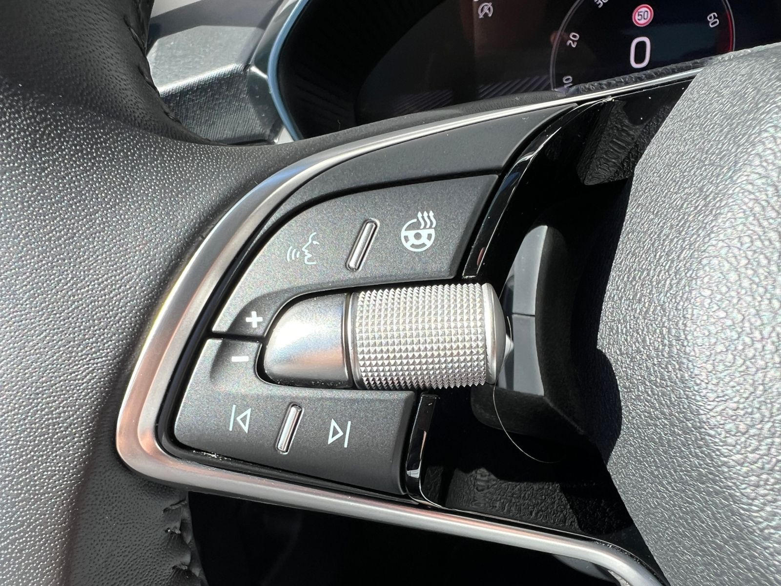 Fahrzeugabbildung SKODA Fabia Selection Tour 1.0 TSI *Vorb. AHK, LED, Ka