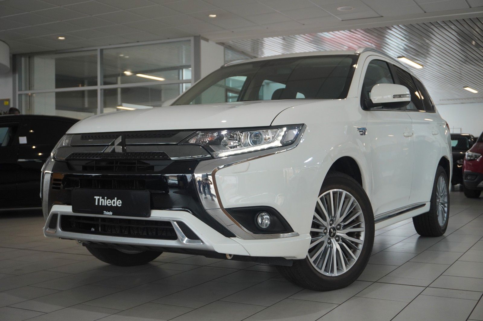 Fahrzeugabbildung Mitsubishi Outlander 2.4 PHEV 4WD NAVI/LED/KAMERA/DAB/AHK