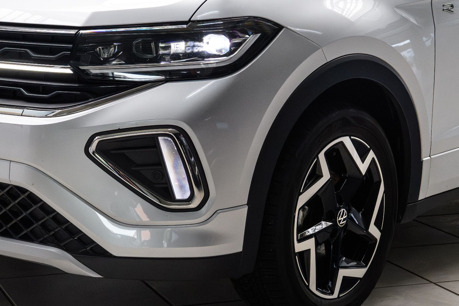 Fahrzeugabbildung Volkswagen T-Cross 1.5 TSI R-Line+LED+IQ+TOTWINKEL+ACC+AHK