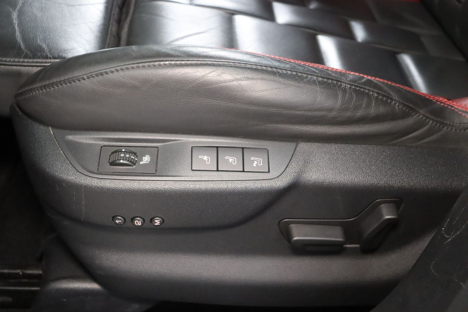 Fahrzeugabbildung DS Automobiles DS5 2.0 HDi SportChic * HUD * LEDER * Navi
